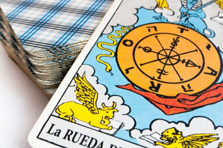La Rueda de la Fortuna en el Tarot: significado, destino y ciclo.